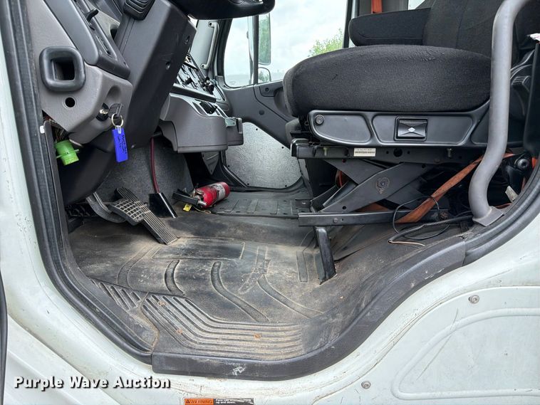 image for item YA3662 2018 Freightliner Business Class M2 box truck