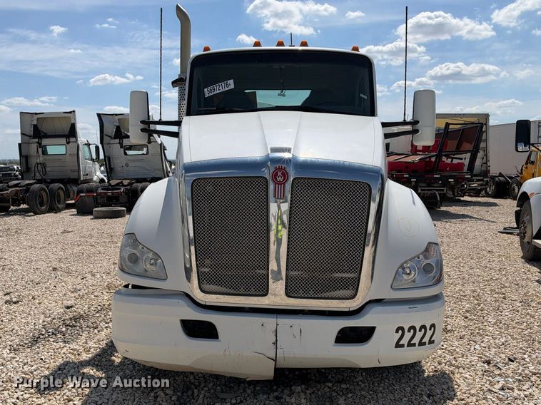 image for item YA3833 2017 Kenworth T680 semi truck