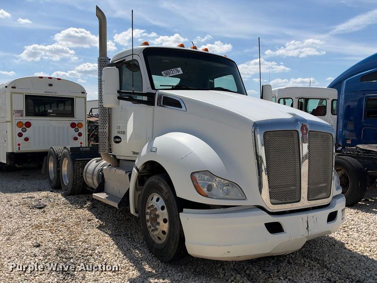 image for item YA3833 2017 Kenworth T680 semi truck