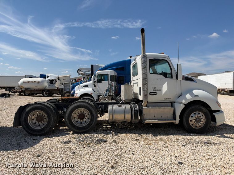 image for item YA3833 2017 Kenworth T680 semi truck