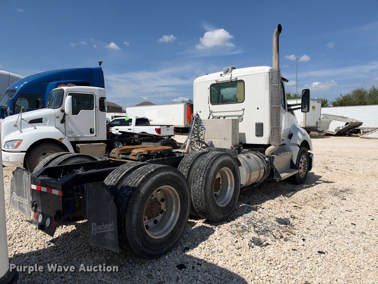 image for item YA3833 2017 Kenworth T680 semi truck