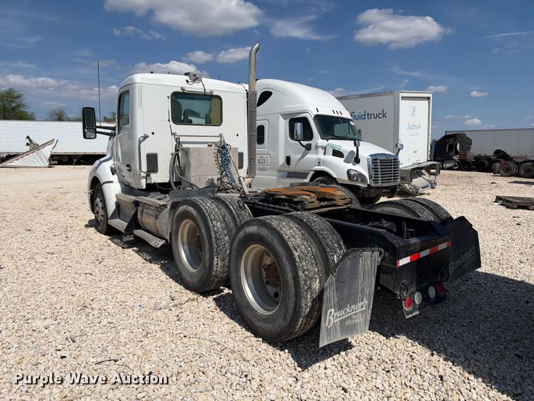 image for item YA3833 2017 Kenworth T680 semi truck
