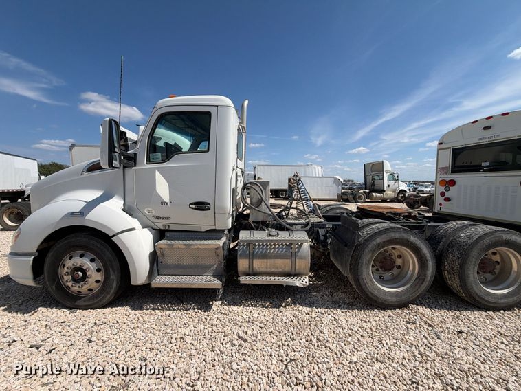image for item YA3833 2017 Kenworth T680 semi truck
