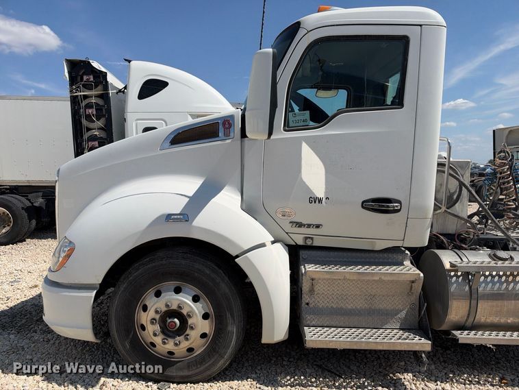 image for item YA3833 2017 Kenworth T680 semi truck