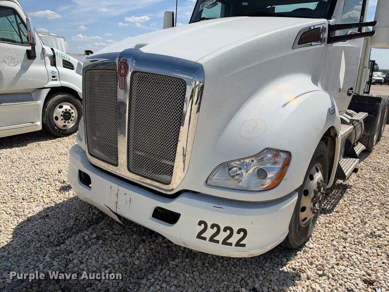 image for item YA3833 2017 Kenworth T680 semi truck