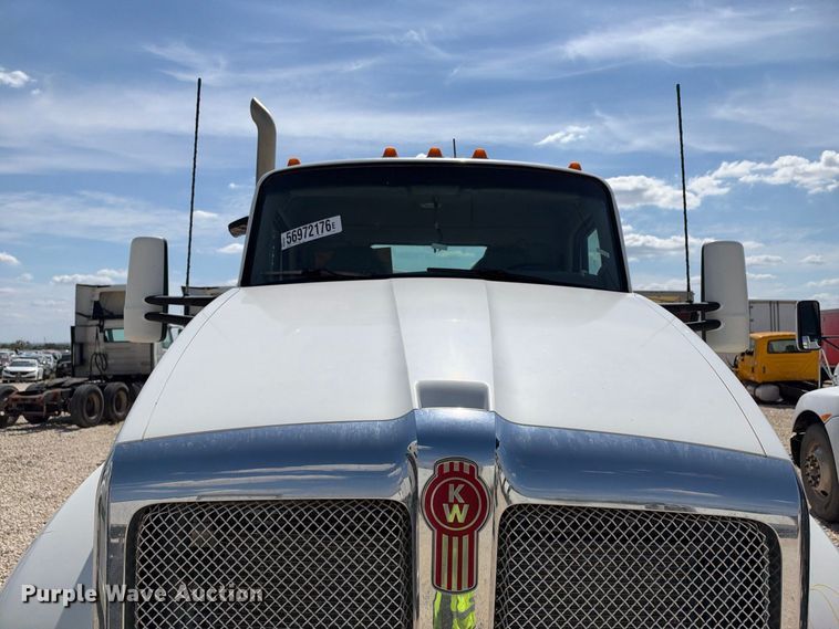 image for item YA3833 2017 Kenworth T680 semi truck