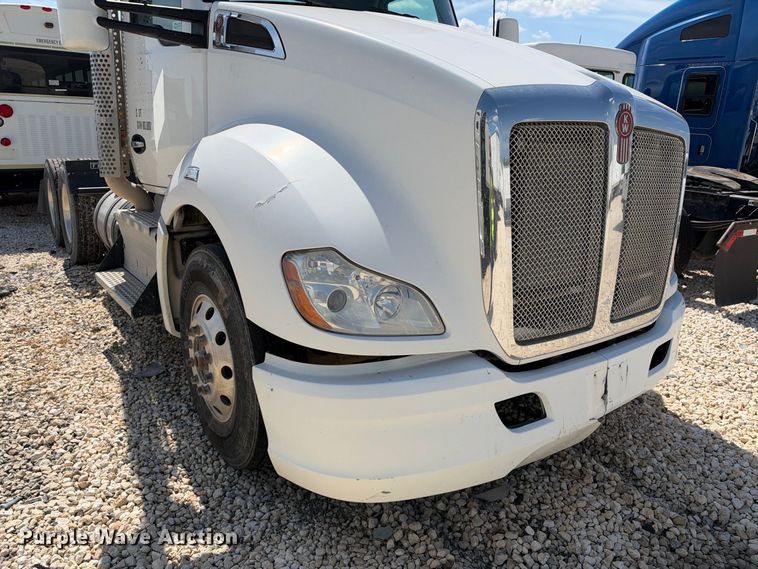 image for item YA3833 2017 Kenworth T680 semi truck