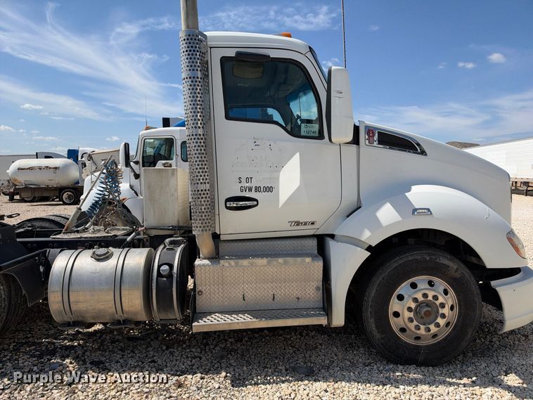 image for item YA3833 2017 Kenworth T680 semi truck