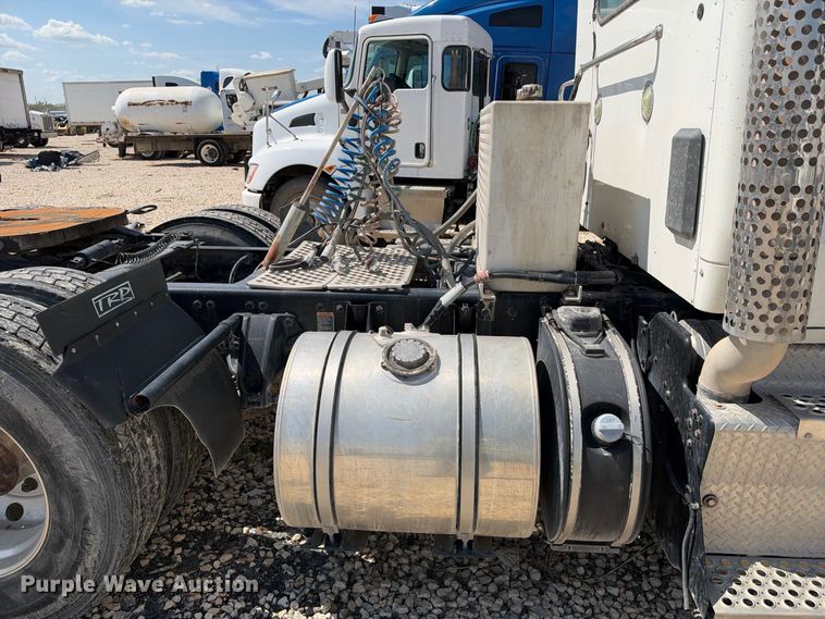 image for item YA3833 2017 Kenworth T680 semi truck