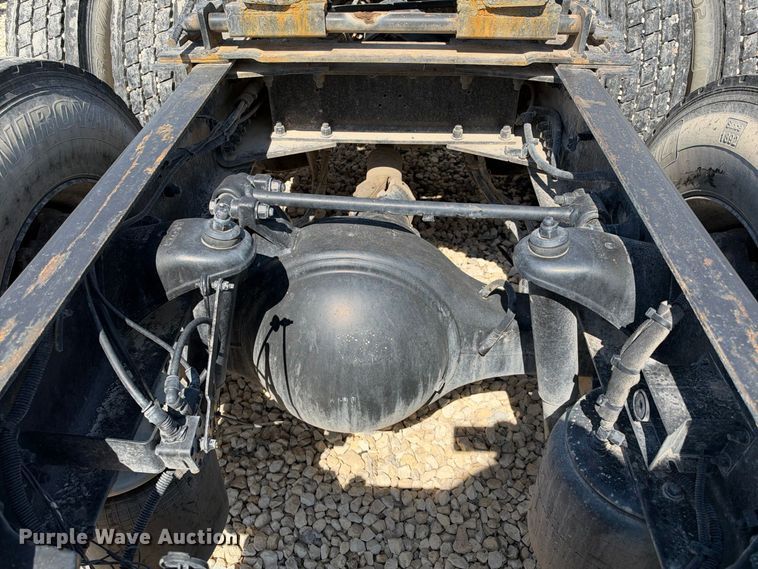 image for item YA3833 2017 Kenworth T680 semi truck