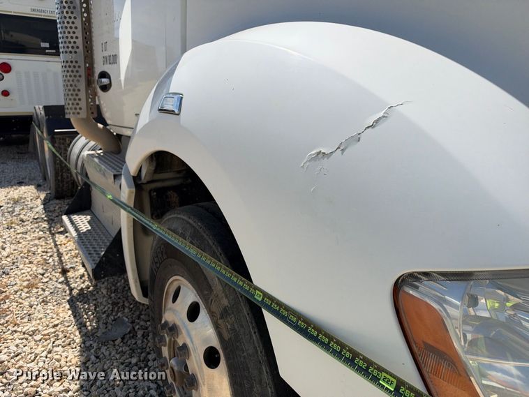 image for item YA3833 2017 Kenworth T680 semi truck