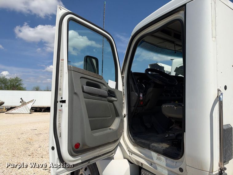 image for item YA3833 2017 Kenworth T680 semi truck