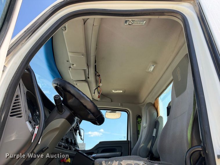 image for item YA3833 2017 Kenworth T680 semi truck