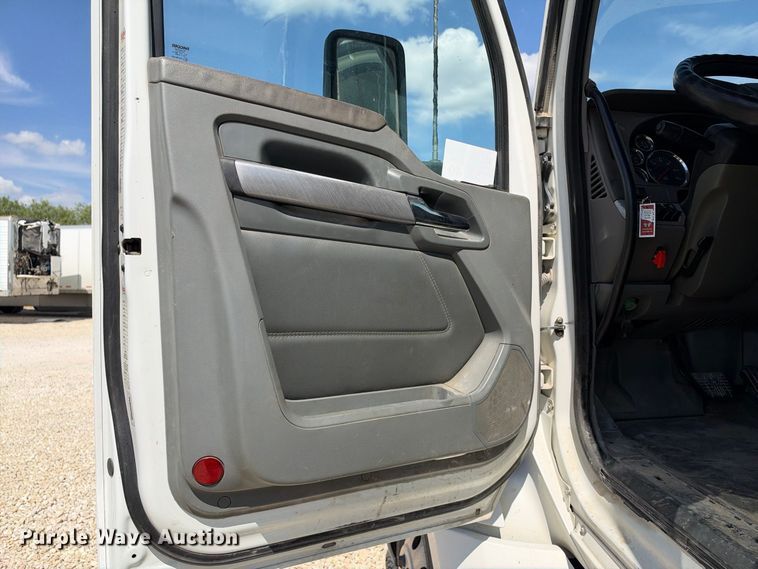 image for item YA3833 2017 Kenworth T680 semi truck