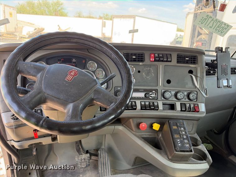 image for item YA3833 2017 Kenworth T680 semi truck