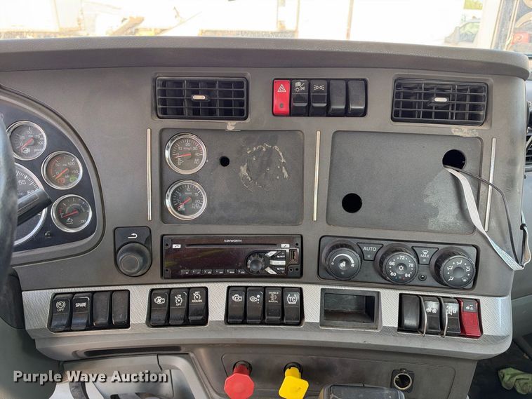 image for item YA3833 2017 Kenworth T680 semi truck