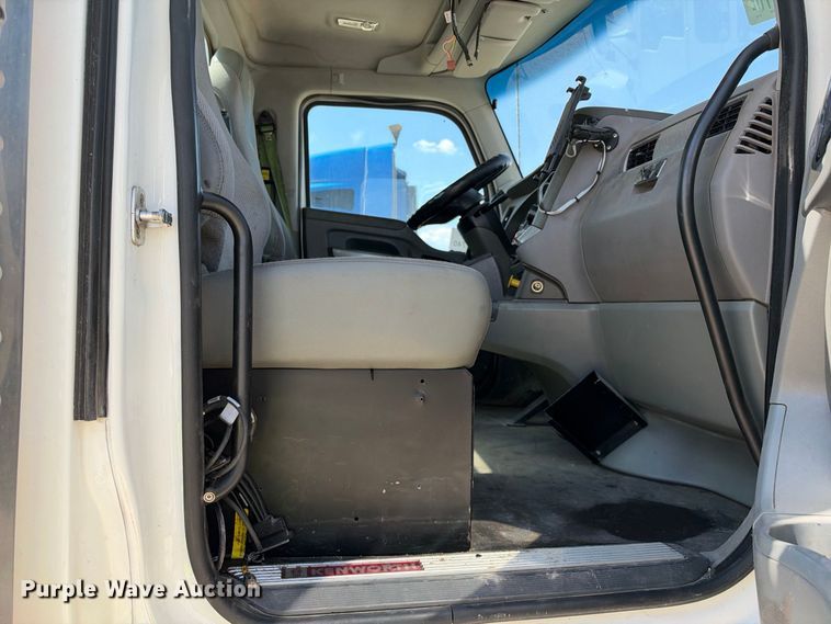 image for item YA3833 2017 Kenworth T680 semi truck