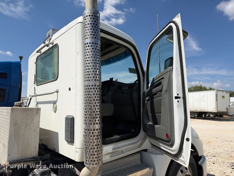 image for item YA3833 2017 Kenworth T680 semi truck