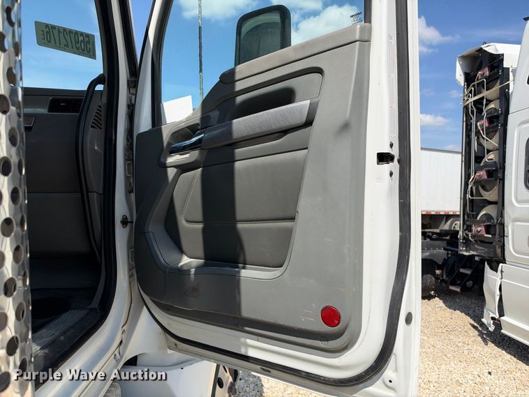 image for item YA3833 2017 Kenworth T680 semi truck