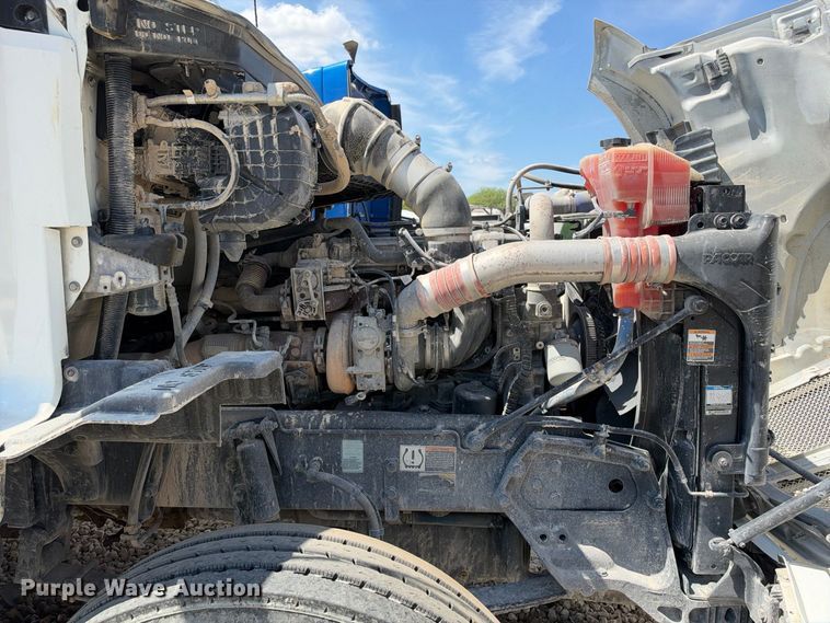 image for item YA3833 2017 Kenworth T680 semi truck
