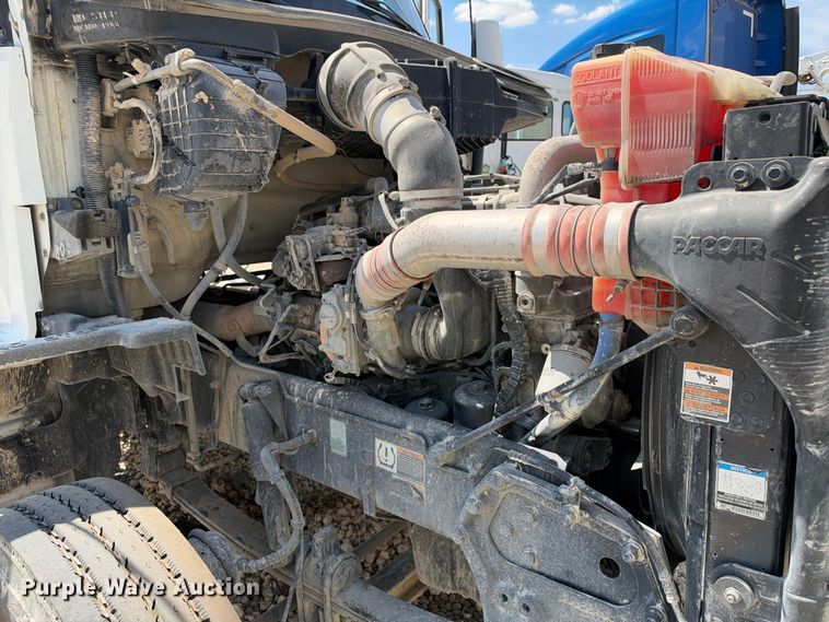 image for item YA3833 2017 Kenworth T680 semi truck