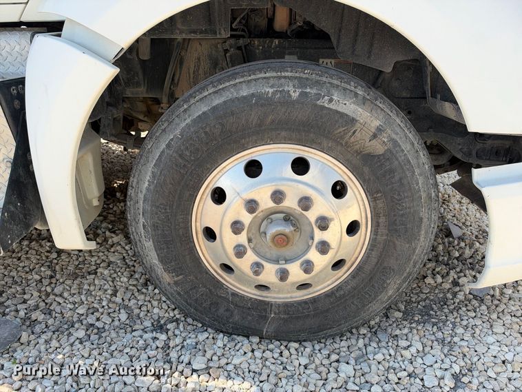 image for item YA3833 2017 Kenworth T680 semi truck