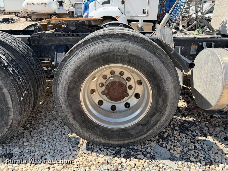 image for item YA3833 2017 Kenworth T680 semi truck