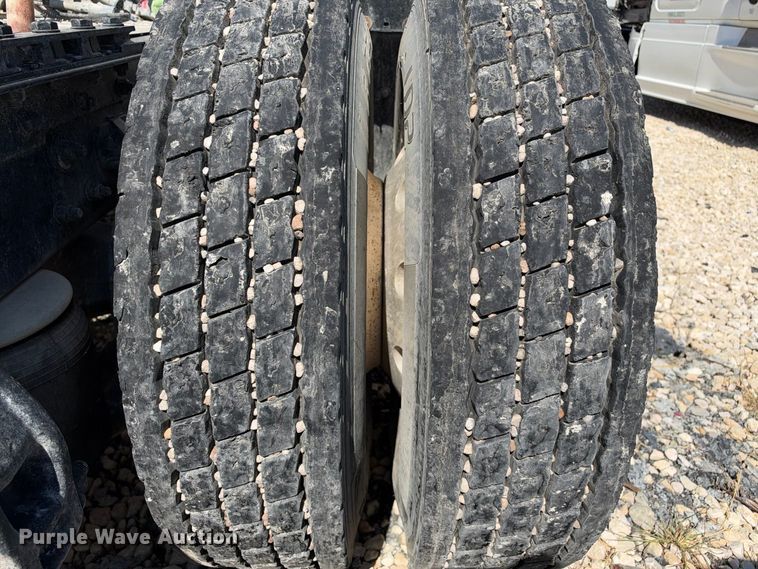 image for item YA3833 2017 Kenworth T680 semi truck