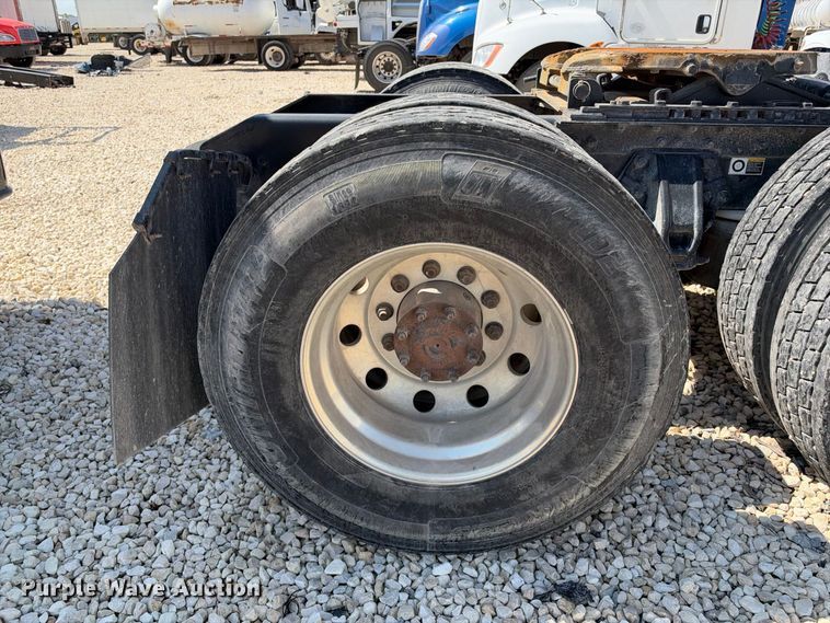 image for item YA3833 2017 Kenworth T680 semi truck