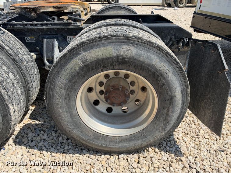 image for item YA3833 2017 Kenworth T680 semi truck
