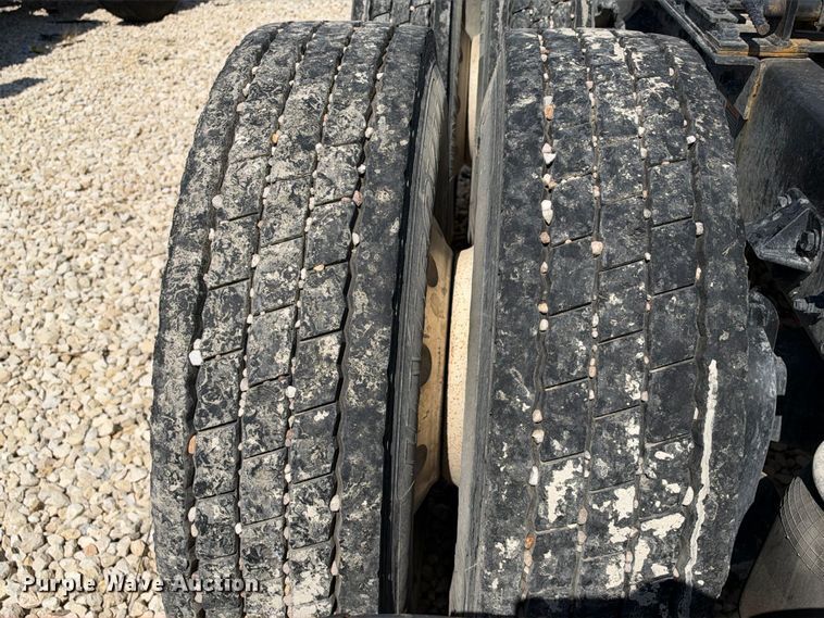 image for item YA3833 2017 Kenworth T680 semi truck