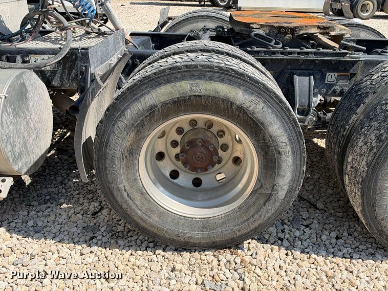 image for item YA3833 2017 Kenworth T680 semi truck