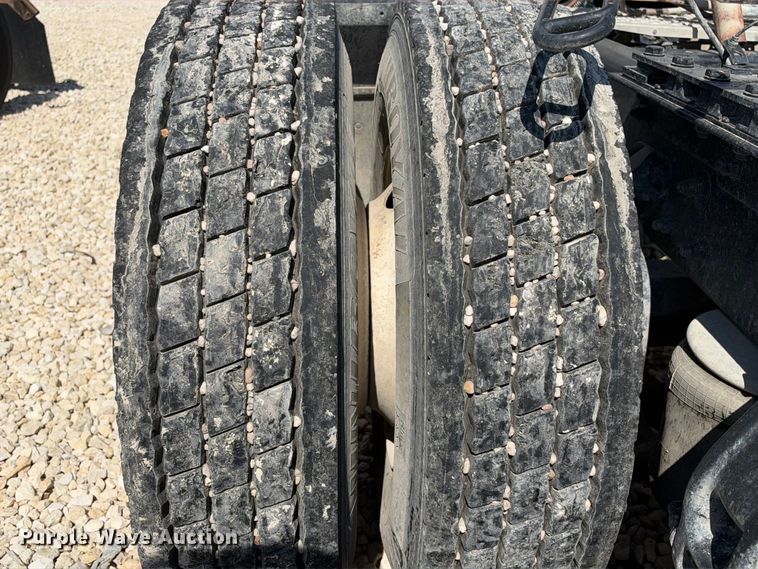 image for item YA3833 2017 Kenworth T680 semi truck