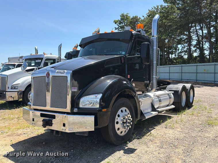 image for item YA3840 2019 Kenworth T880 semi truck