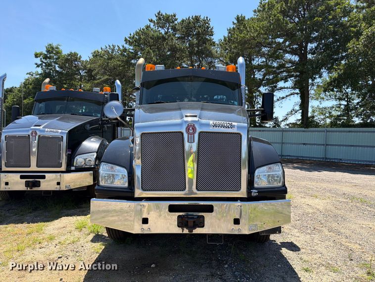 image for item YA3840 2019 Kenworth T880 semi truck