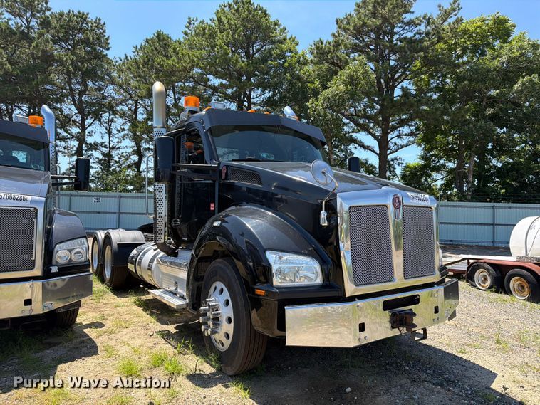 image for item YA3840 2019 Kenworth T880 semi truck
