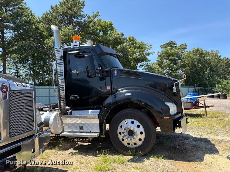 image for item YA3840 2019 Kenworth T880 semi truck