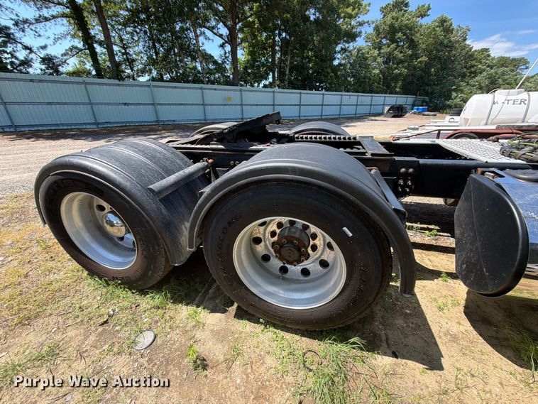 image for item YA3840 2019 Kenworth T880 semi truck