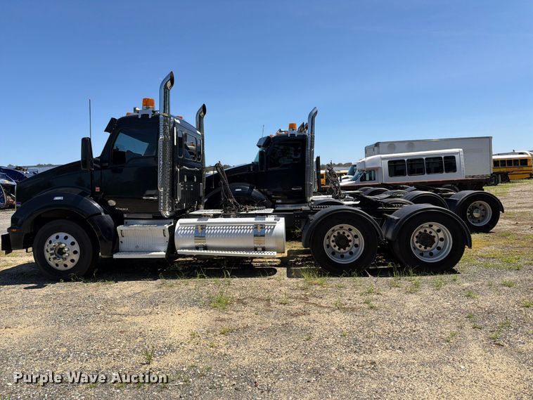 image for item YA3840 2019 Kenworth T880 semi truck