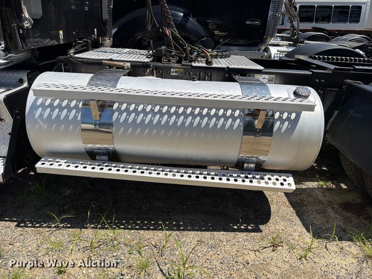 image for item YA3840 2019 Kenworth T880 semi truck