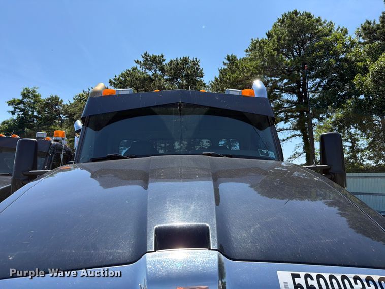 image for item YA3840 2019 Kenworth T880 semi truck