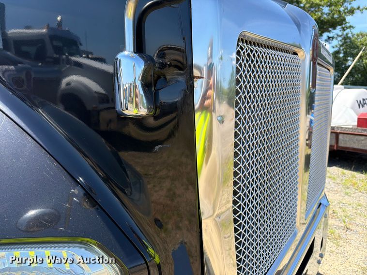 image for item YA3840 2019 Kenworth T880 semi truck