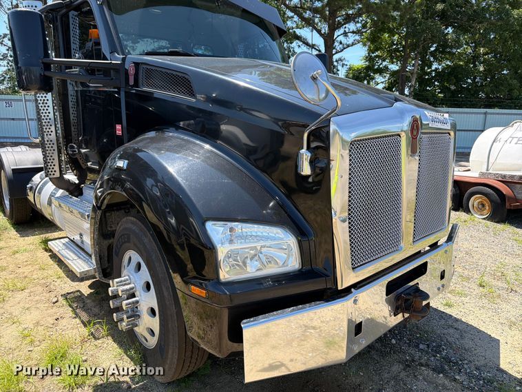 image for item YA3840 2019 Kenworth T880 semi truck