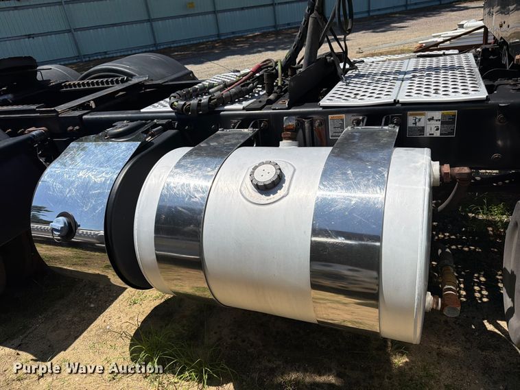 image for item YA3840 2019 Kenworth T880 semi truck