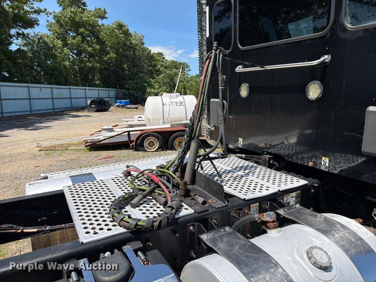 image for item YA3840 2019 Kenworth T880 semi truck