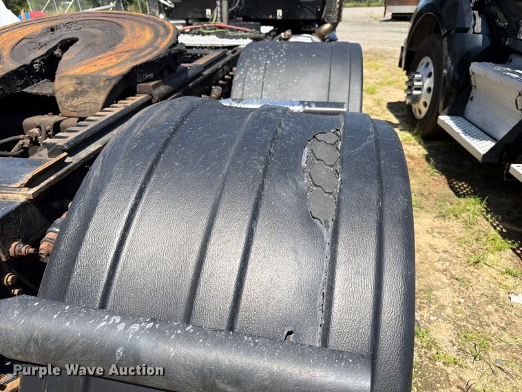 image for item YA3840 2019 Kenworth T880 semi truck