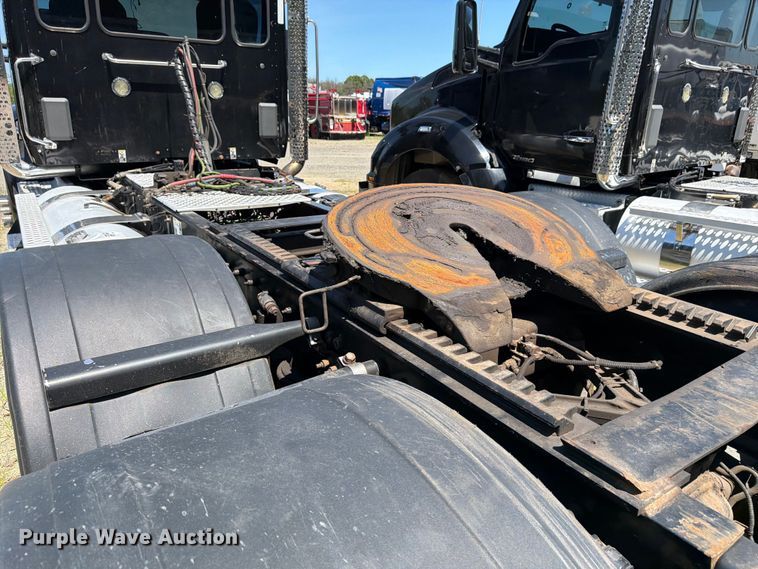 image for item YA3840 2019 Kenworth T880 semi truck
