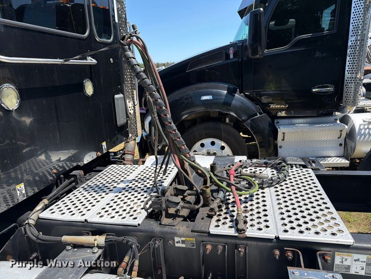 image for item YA3840 2019 Kenworth T880 semi truck