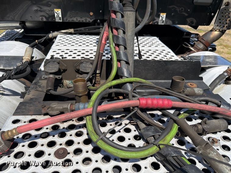 image for item YA3840 2019 Kenworth T880 semi truck