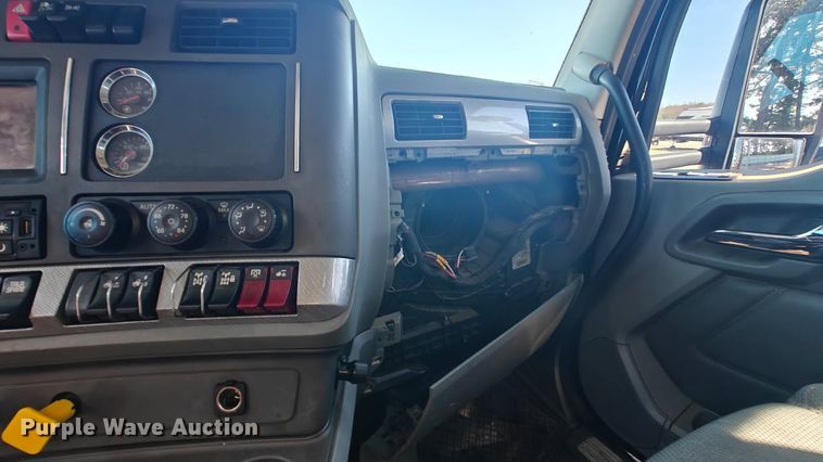 image for item YA3840 2019 Kenworth T880 semi truck